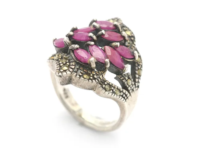 RING, sterlingsilver, 9 rubiner, markasiter, stl 18 mm, vikt 11,7 g.