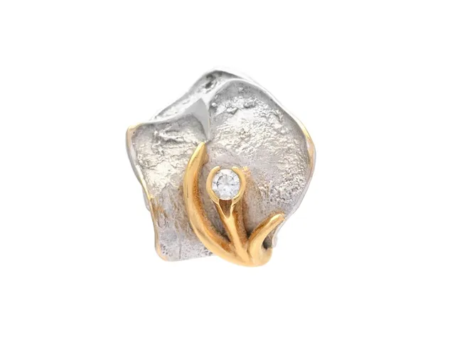 OLE LYNGGAARD, lås, Rustik,18K vitguld/guld, briljantslipad diamant 0,09 ct, W/VS, höjd 20,3 mm, vikt 7,1 g.