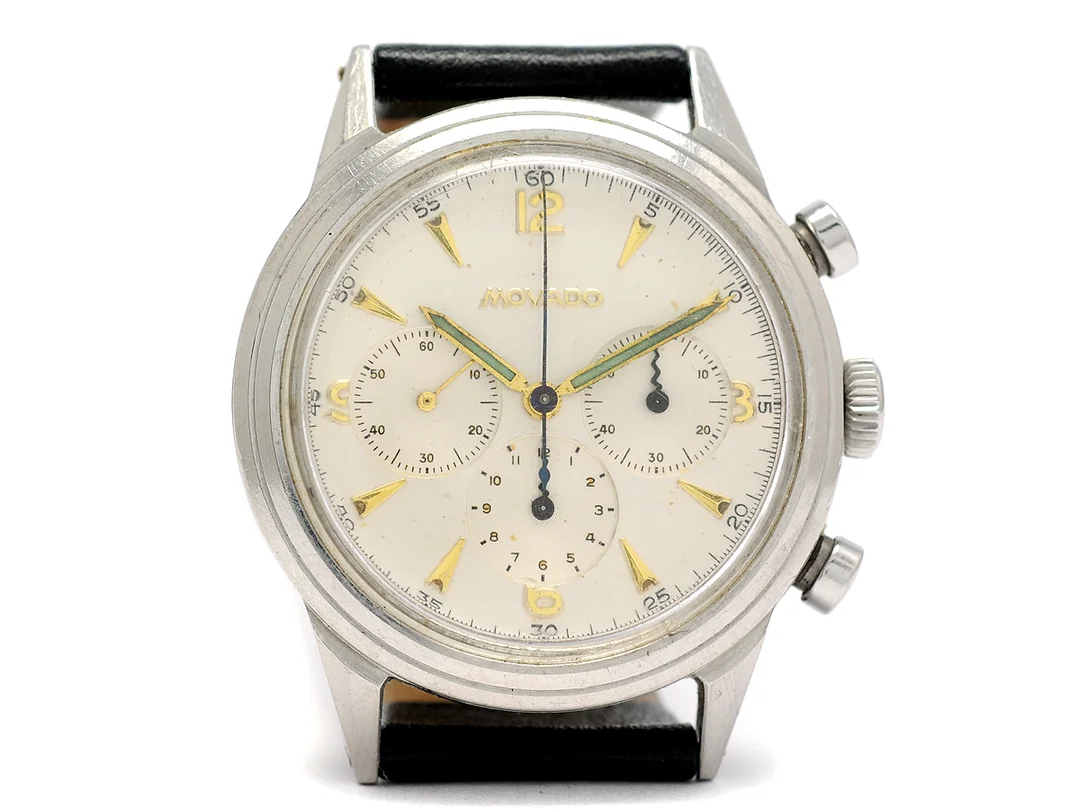 MOVADO, kronograf, herrur, 34,5 mm, Cal 95 M, Ref nr. 19039, Boett nr. A101921, 0709, stål, manuell, plexiglas, renoverad urtavla, skadad urtavla (6/10), läderband, ca 1950. — Klockor/Movado — Kaplans