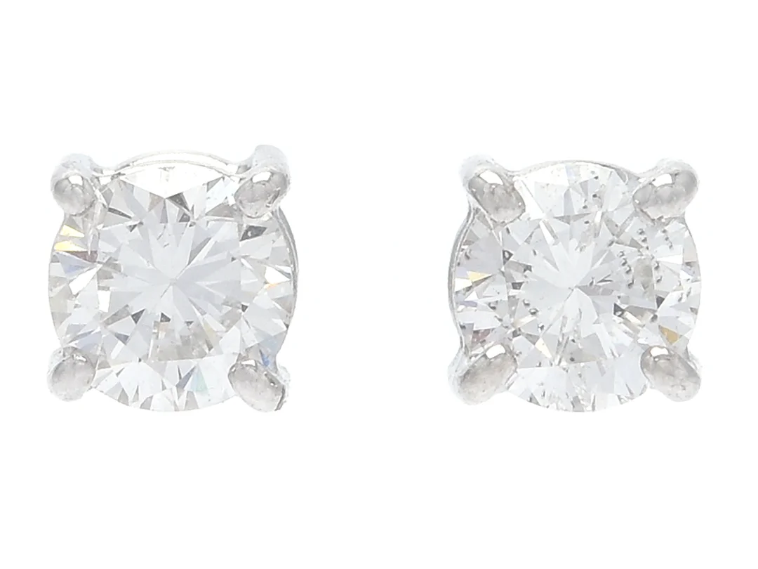 ENSTENSÖRHÄNGEN, 18K vitguld, 2 briljantslipade diamanter ca 0,57 ctv, ca W/SI, stift, en diamant har nagg. — Smycken/Enstensörhängen — Kaplans