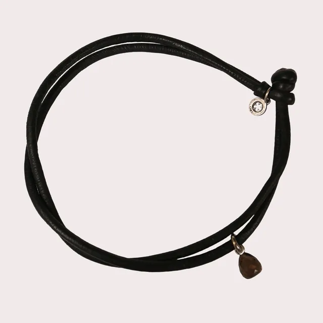 OLE LYNGGAARD. Läderarmband med fasetterat hänge i form av en droppformad rökkvarts, "Sweet Drops" i 18 k guld.