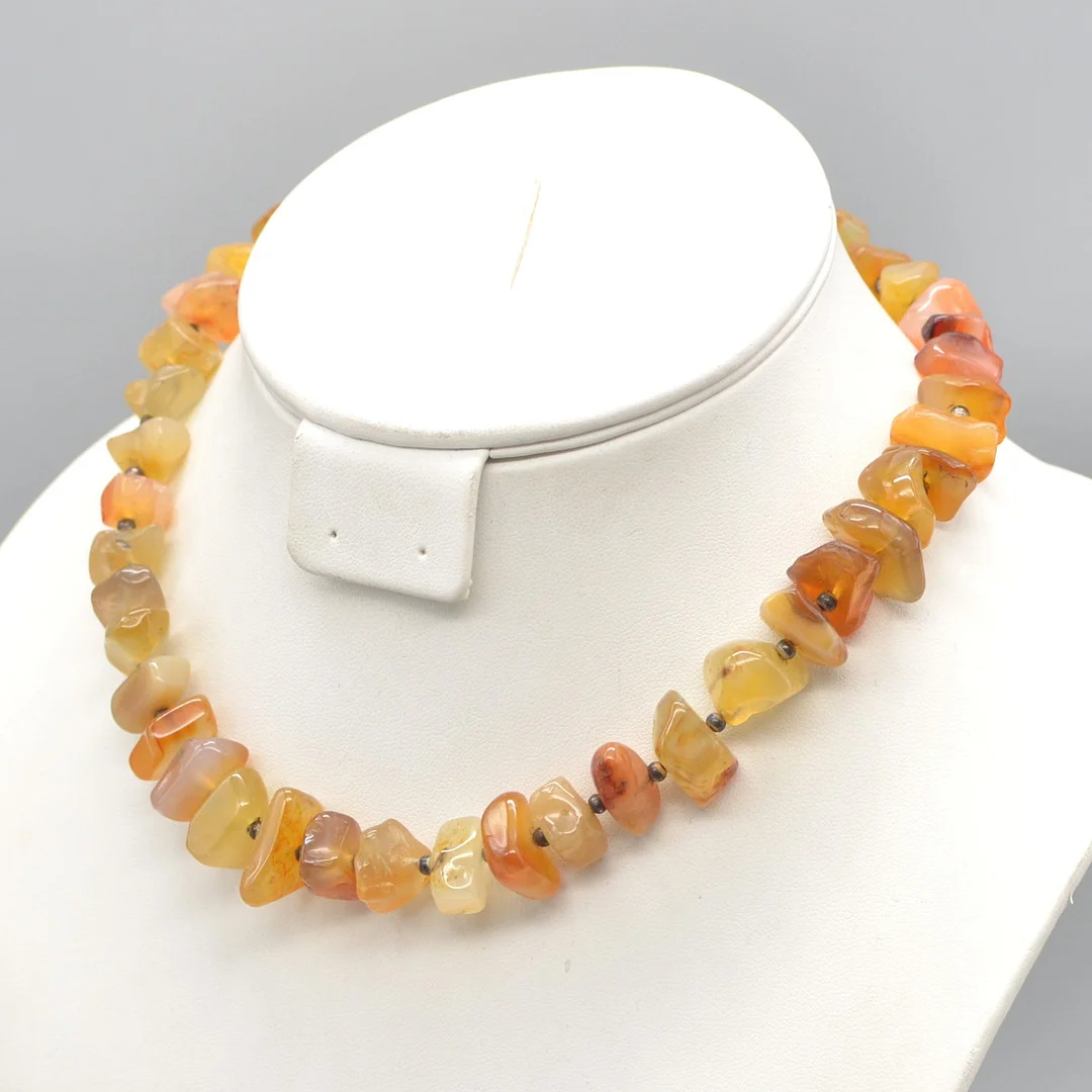 KARNEOL COLLIER, VERSILBERTE TRENNPERLEN, POLIERTE PERLEN, VERSILBERTER VERSCHLUSS, 20. JAHRHUNDERT. — Necklace — Kunst- und Auktionshaus Kleinhenz