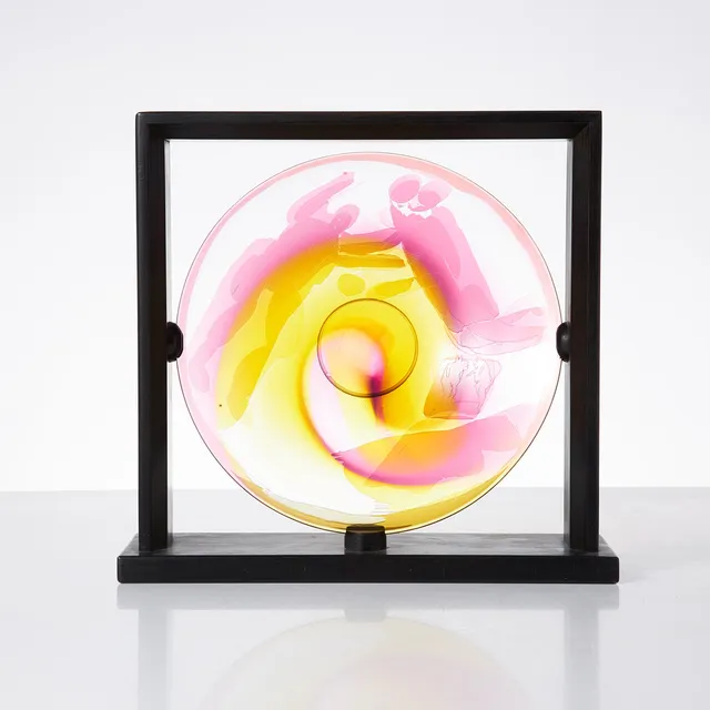 ANN WÄRFF. "Rosa Möte", skulptur, glas och träställning, signerad Ann Wärff Kosta 1976/203, underfång i rosa samt guld, etsad dekor.