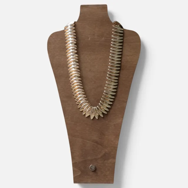 BENT GABRIELSEN. Halskæde af sterlingsølv. Udført og stemplet hos Hans Hansen, Denmark, 925S.