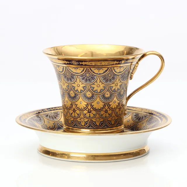 KOPP MED FAT. Porslin med förgylld dekor. Empirestil, 18/1900-tal.