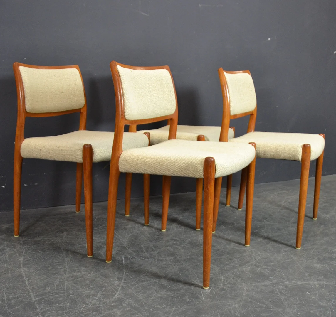 NIELS O. MÖLLER. 4 STÜHLE. — Armchairs & Chairs — Colombos