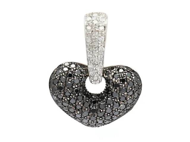 HÄNGE, hjärta, 18K vitguld, briljantslipade diamanter ca 0,30 ctv, ca TW-Cr/P, svarta briljantslipade diamanter ca 1,50 ctv, höjd 27 mm, vikt 8,3 g, några diamanter har nagg och skador.