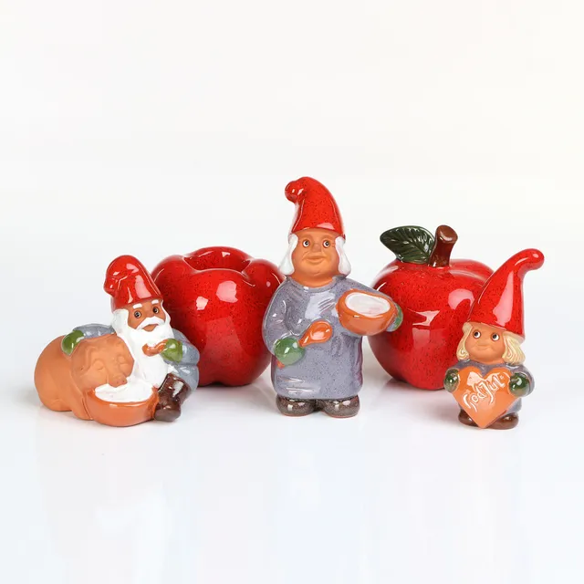 ROLF BERG, TOMTAR, TRE ST, ÄPPLE OCH LJUSLYKTA. Glaserad keramik. Egen studio, Torshälla.