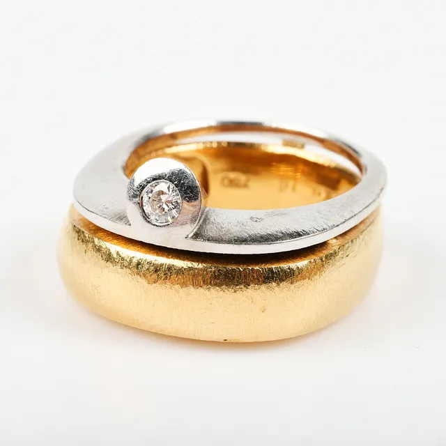 OLE LYNGGAARD. Ring, 18 K guld/vitguld med briljantslipad diamant, 0,10 ct.