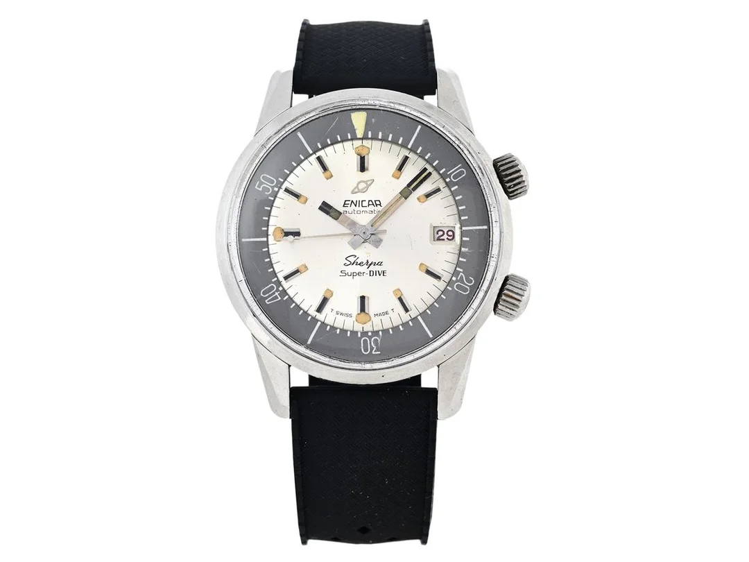ENICAR, Sherpa, Super-DIVE 600 (T Swiss Made T), "Compressor Case", Cal AR 1145, Serie nr. 943240, Boett nr. 144-35-02 / 2342 / 12-66, herrur, 40 mm, stål, automatisk, plexiglas, datum, vridbar innerring, gummiband, ca 1966. — Klockor/Enicar — Kaplans
