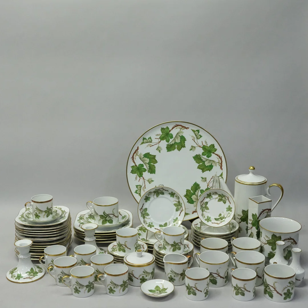 SERVISDELAR, "VINRANKA", HACKEFORS, 70 DELAR. — Tableware — Björnssons Auktionskammare