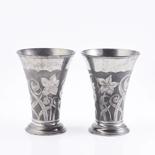 VASER, ett par, Jugend, 1900, tenn, blomsterdekor, Tenn & Metallförädling AB.