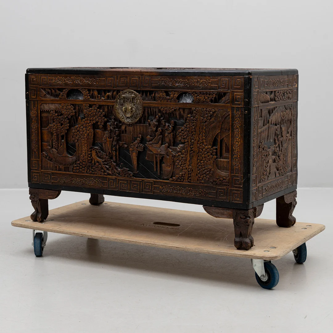 KAMFERKISTA, skuren dekor, Kina, 1900-tal. — Wood — Auktionshuset Kolonn