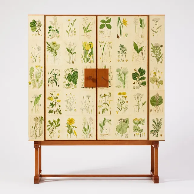 JOSEF FRANK. "Floraskåpet", Firma Svenskt Tenn, Stockholm 1960-tal, modellnummer 852, mahogny, tapetserat med planscher ur Lindmans flora.