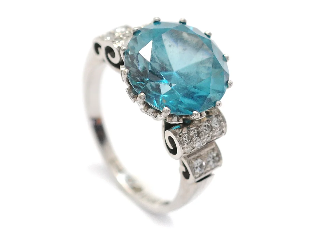 RING, 18K vitguld, zirkon ca 6,90 ct (ej naturlig färg), 32 briljanter ca 0,25 ctv, ca W/VS, 1 skadad, stl 16,5 mm, vikt 7,9 g. — Smycken/Ring — Kaplans