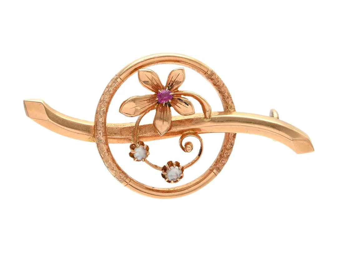 BROSCH, 18K guld, rubin, pärlor, mått 38x19 mm, vikt 2,2 g, etui. — Smycken/Brosch — Kaplans
