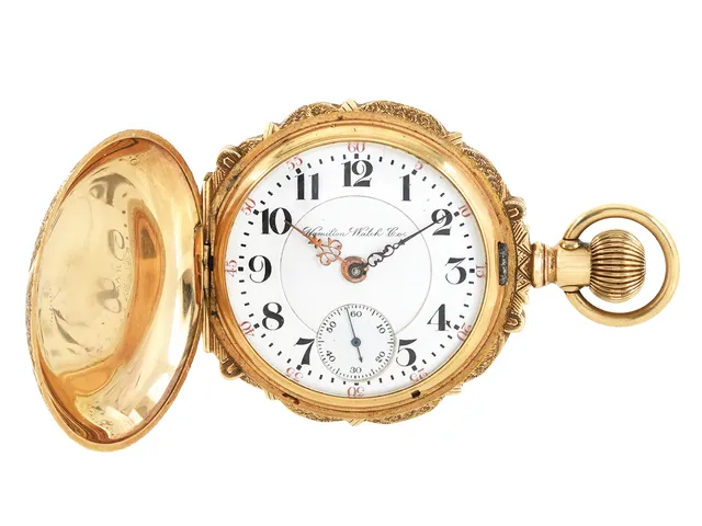 HAMILTON WATCH Co, fickur, 56 mm, savonett, Cal 941 (21 stenar, 18 size), Serie nr. 623017, Boett nr. 411980, 14K flerfärgat guld, ankargång, s.k. "Box Hinge-boett", innerlock i 14K guld, mönster, ca 1909.