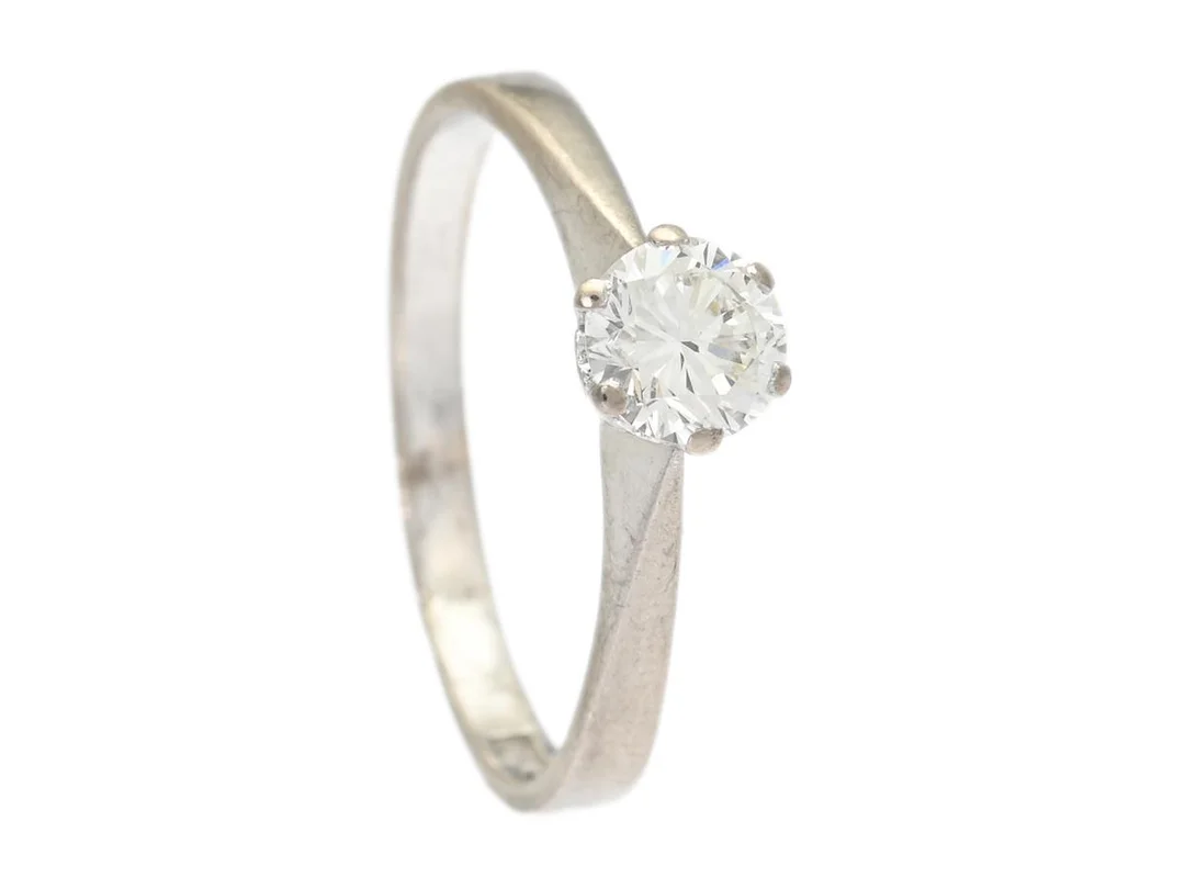 ENSTENSRING, 18K vitguld, briljantslipad diamant 0,68 ct enligt gravyr, ca Cr(J)/VVS2, Wissings Guld, Linköping 1976, stl 19 mm, vikt 3,4 g, litet nagg på kuletten. — Smycken/Enstensring — Kaplans