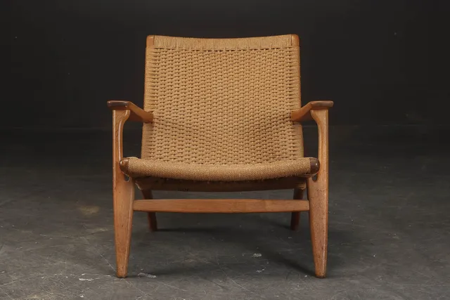 Hans J. Wegner. Armchair model CH25, oak