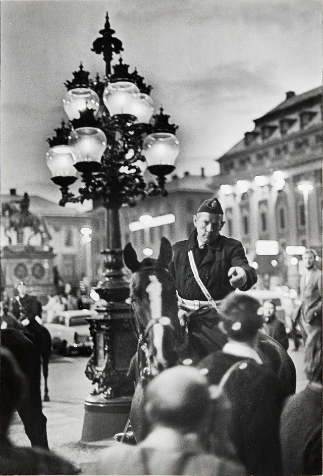 ROLF WERTHEIMER (Sverige, 1930-2025), "Studentrevolten 1968, vid Operan", Stockholm, signerad och copyrightstämpel atergo, gelatinsilverfotografi.