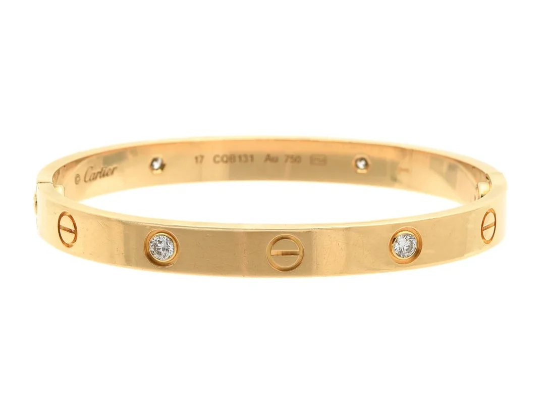 CARTIER, armband, Love Bracelet, 18K guld, 4 briljantslipade diamanter 0,42 ctv, stl 17, ref. nr CQB131, vikt 32,2 g, ena skruven lossnar vid öppning, skruvmejsel, etui, slitage/buckla på etui. — Smycken/Armband — Kaplans