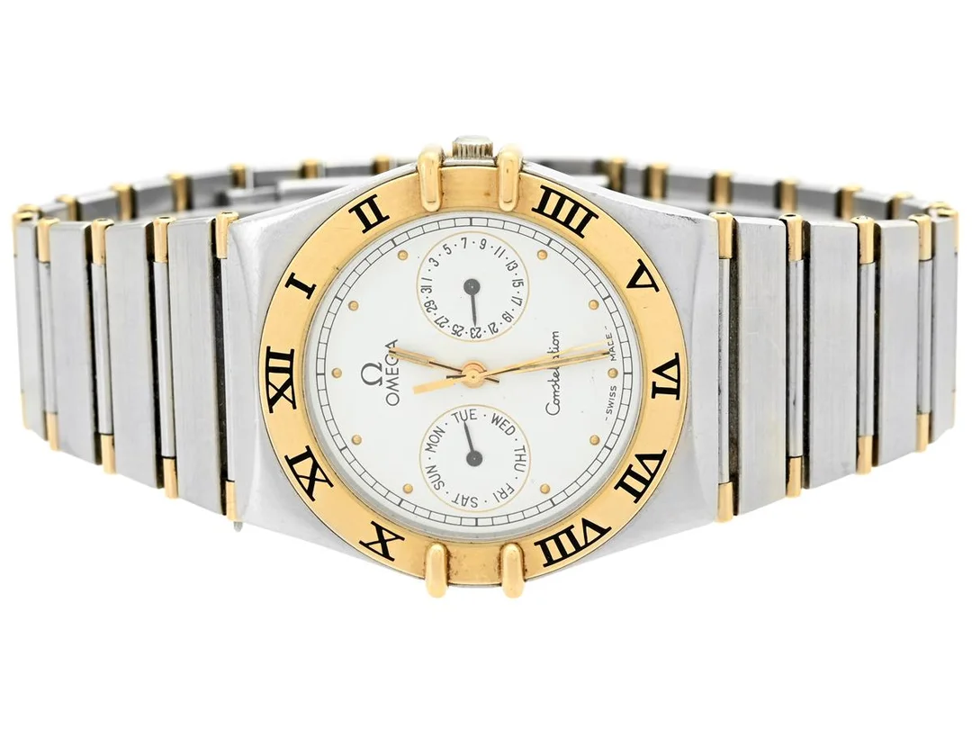 OMEGA, Constellation, s.k. "Uggla", Cal 1444, Serie nr. 53979462, Ref nr. DE 396.1070, Boett nr. 396.1070.1/1080.1, herrur, 32,5 mm, stål/guld, quartz, safirglas (repa), dag, datum, skadad urtavla, skadade visare, defekt (går ej, akut servicebehov), integrerad originallänk (halvstav), viklås, Ref nr. 1448/431.6. ca 1993. — Klockor/Omega — Kaplans