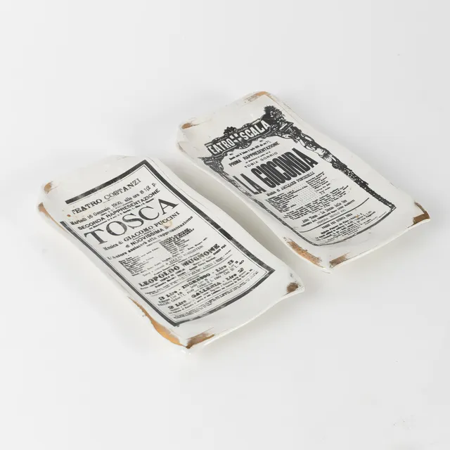 PIERO FORNASETTI. Askfat, 2 stycken "Tosca" och "La Gioconda", porslin, Milano, Italien, 1900-talets andra hälft.