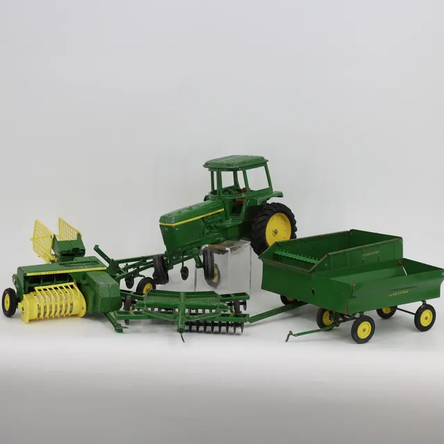 MODELLTRAKTOR, BALMASKIN, PLOG, HARV och VAGNAR, 6 delar, lackerad metall & plast, "John Deere", USA.