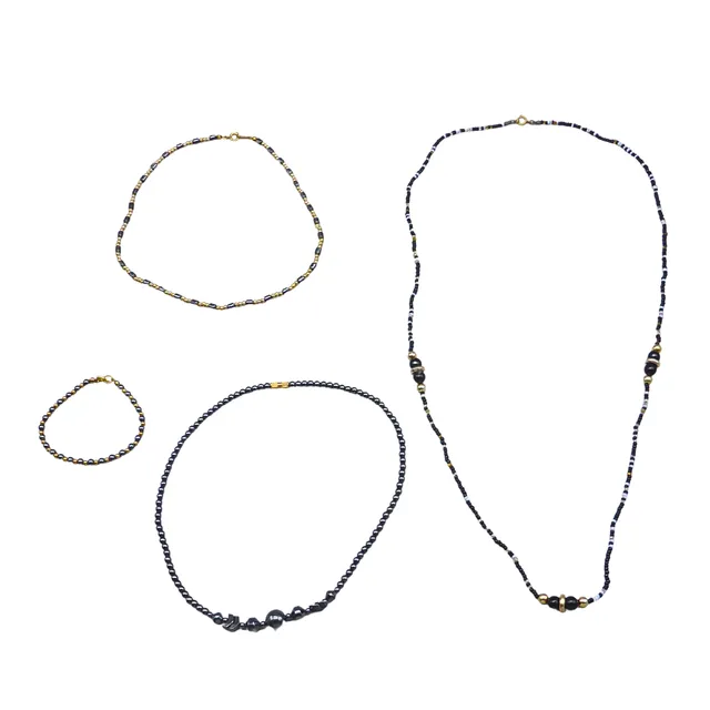 4-TEILIGES SCHMUCKSET AUS DUNKLEN UND METALLISCHEN PERLEN.