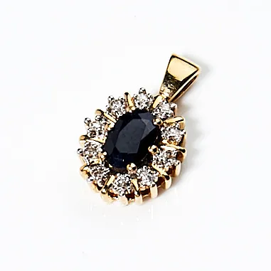 HÄNGE, 18K guld, Carmosémodell, Safir bekransad av diamanter.