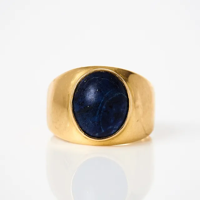 RING, 18 k guld, 1 cabochonslipad lapis lazuli, Bertil Lundberg Guldsmed, Stockholm 1958.