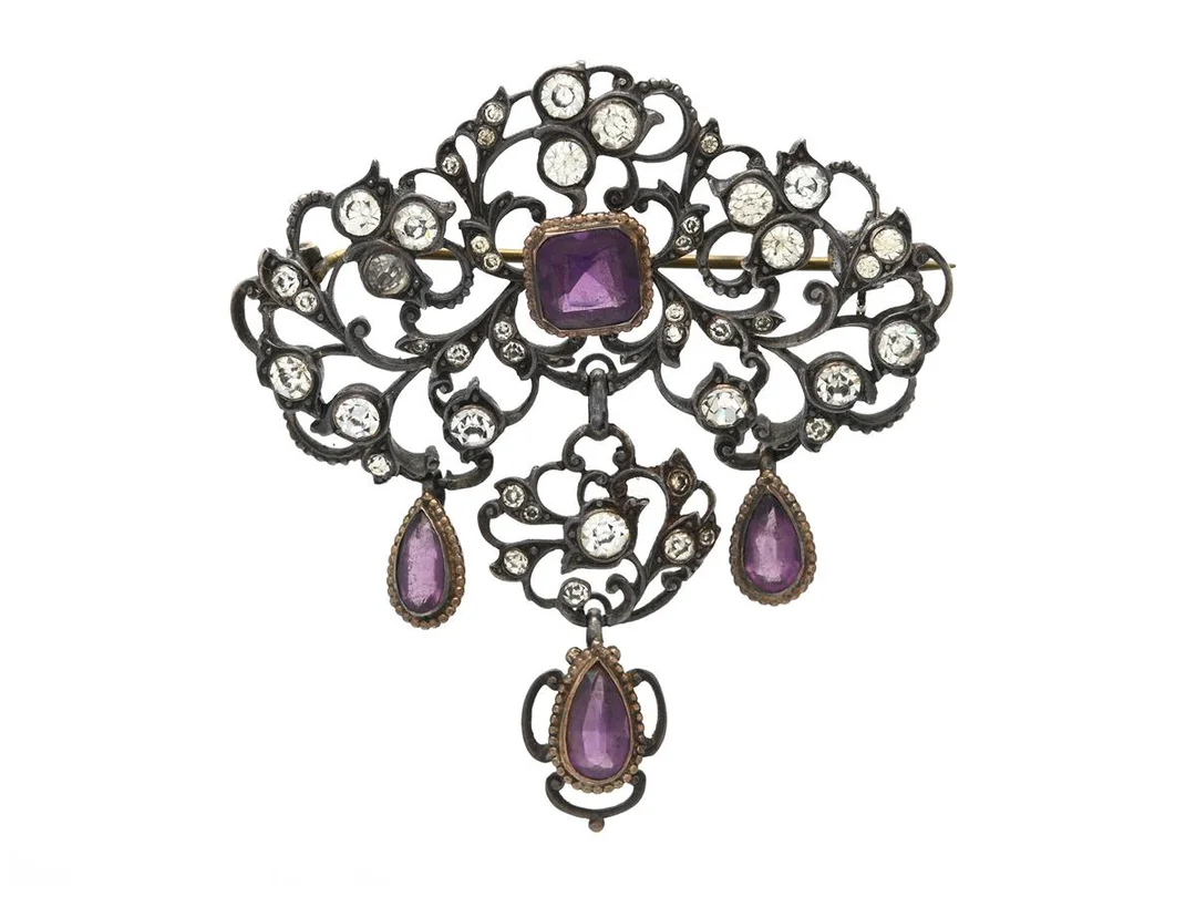 BROSCH, silver, paste, mått 56x 52 mm, vikt 16,1 g, etui. — Smycken/Brosch — Kaplans
