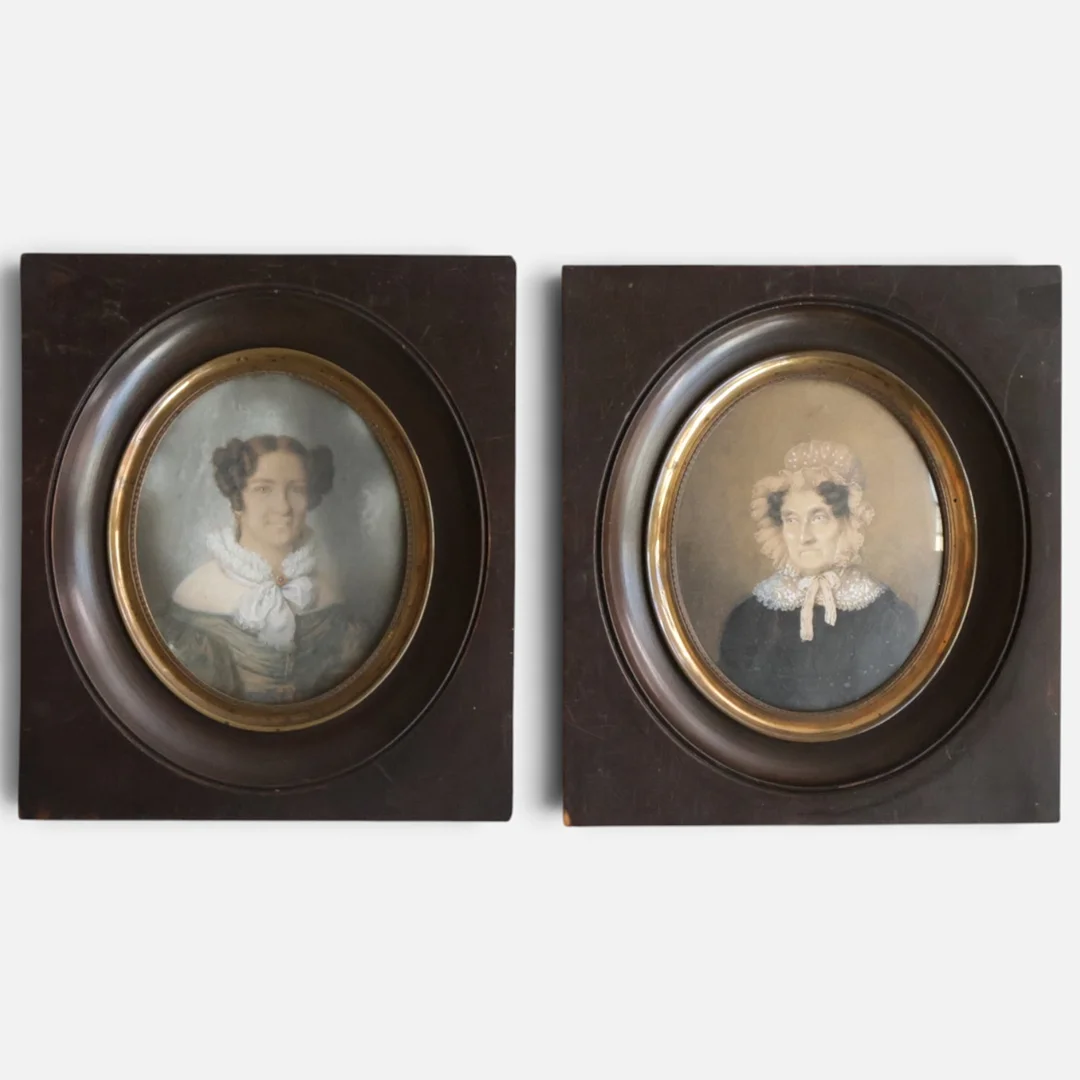 To miniatureportrætter af damer, ovalt billedfelt. Antageligvis vandfarve og bly på papir. Usign, dansk maler, 19. årh. (2). — Paintings — Woxholt Auktionshus