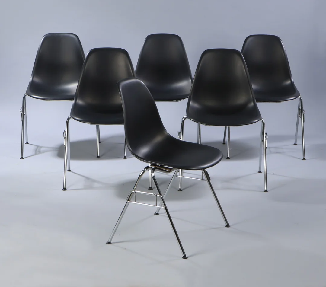 Charles Eames. Sæt på seks skalstole, model DSS, sort polypropylen. (6) — Furniture/Chairs — Lauritz