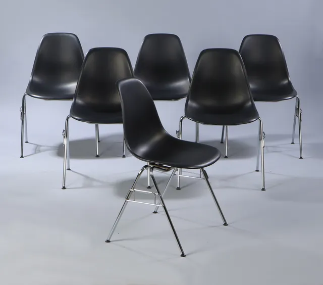 Charles Eames. Sæt på seks skalstole, model DSS, sort polypropylen. (6)