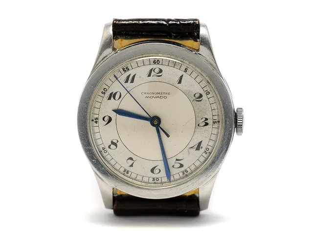 MOVADO, Chronometre, Cal 75, Ref nr. 12726, Boett nr. 81286, herrur, 31,5 mm, stål, manuell, plexiglas, skadad urtavla, läderband, ca 1945.