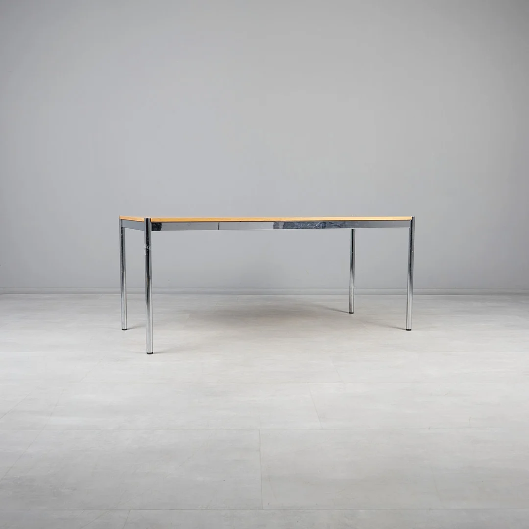 USM Haller, Schreibtisch, Stahlrohr, verchromt, Buche, Deutschland. — Desks — Stockholms Auktionsverk Köln