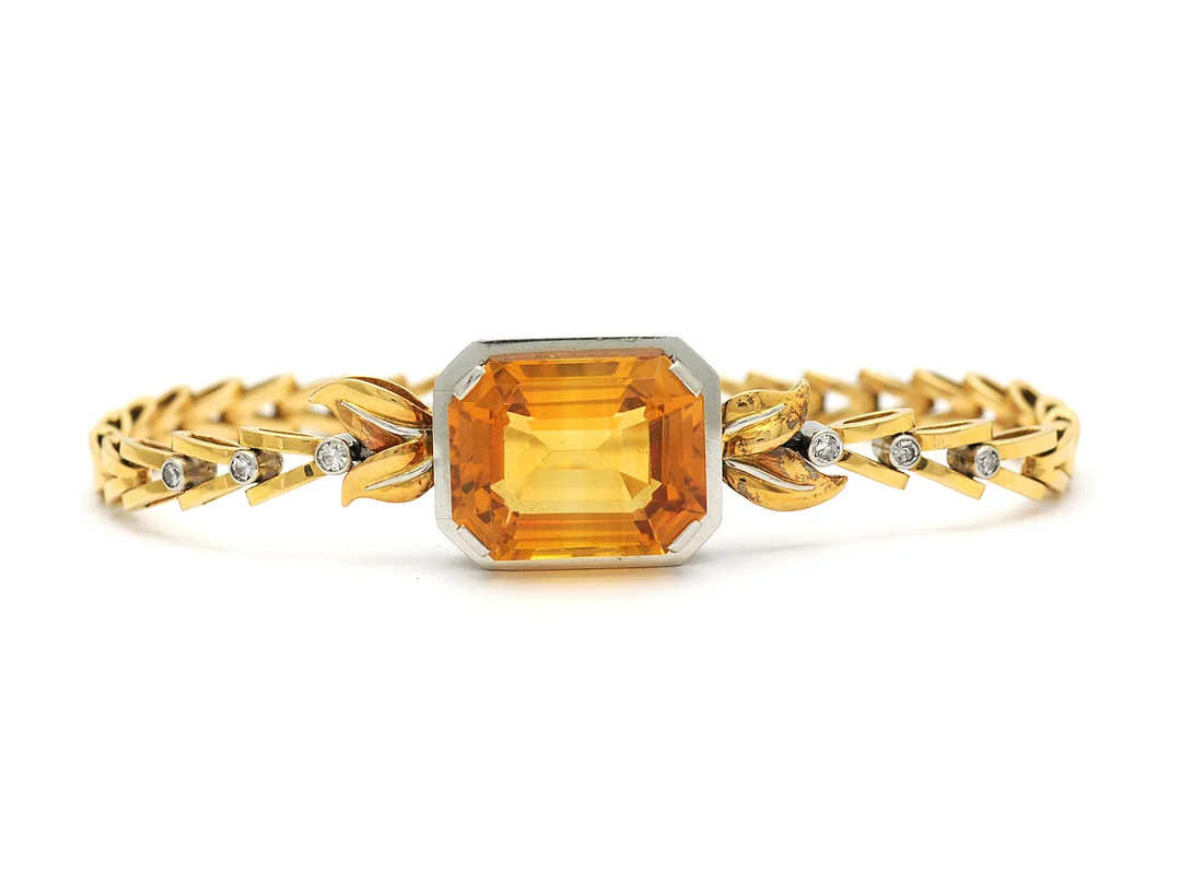 ARMBAND, 18K vitguld/guld, citrin, 6 åttkantslipade diamanter ca 0,12 ctv, ca W/SI, Carlman Stockholm 1935, senare länk Stockholm 1951, längd 16 cm, vikt 16,9 g. — Smycken/Armband — Kaplans
