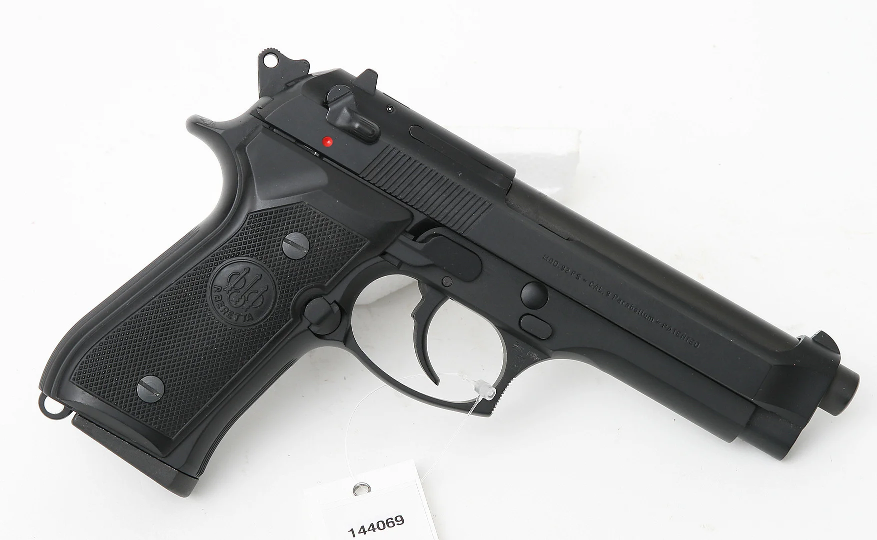 (310) PISTOL, italiensk, Halvautomatisk, fabrikat Beretta, modell 92FS, kaliber 9x19, tillv.nr E73454Z, se-nr SE0163788. — Pistols — Mauritz Widforss
