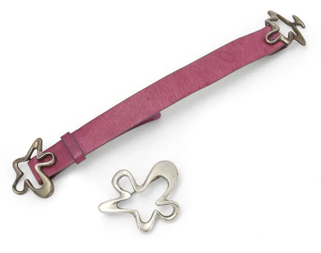 A “Splash” jewellery set comprising of leather bracelet with silver clasp and brooch of sterling silver. Design no. 321. L. 19 cm. Brooch L. 4.8 cm. Georg Jensen after 1945. (2)