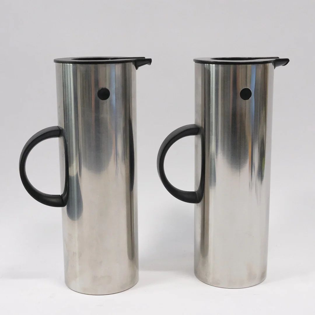 ERIK MAGNUSSON. TERMOSKANNOR, ETT PAR, "EM77" STELTON. — Other metals — Björnssons Auktionskammare