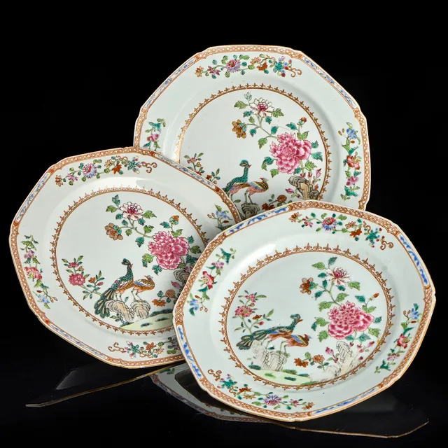 TALLRIKAR (3), Kina, porslin, Qianlong (1736-1795), famille rose, "Double peacock".