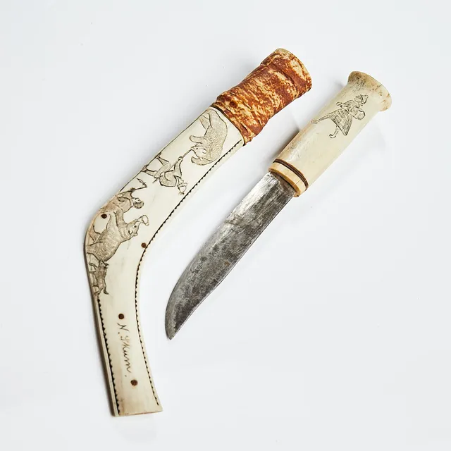 NILS NILSSON SKUM. kniv, Sjisjka, signerad, slida i läder och renhorn, graverad figurscen med björnar , signerad N Skum.