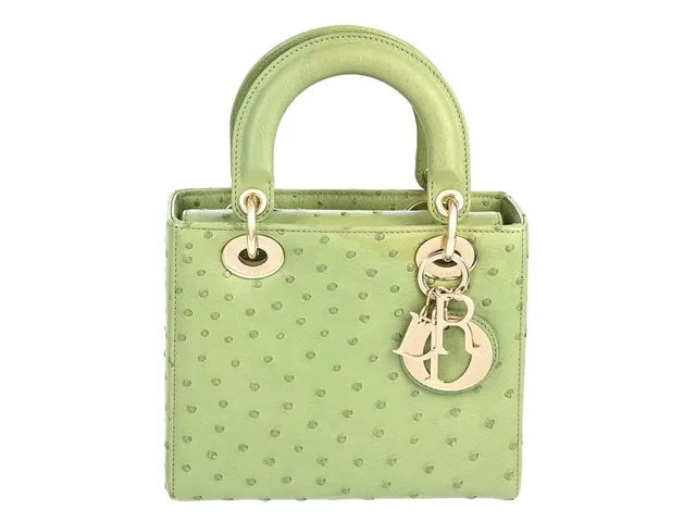 DIOR, VÄSKA, Lady Dior, grönt strutsläder, champagnefärgade beslag, 20x16x8 cm, märkt 02-MA-0251, år 2021, dustbag. Good Condition.