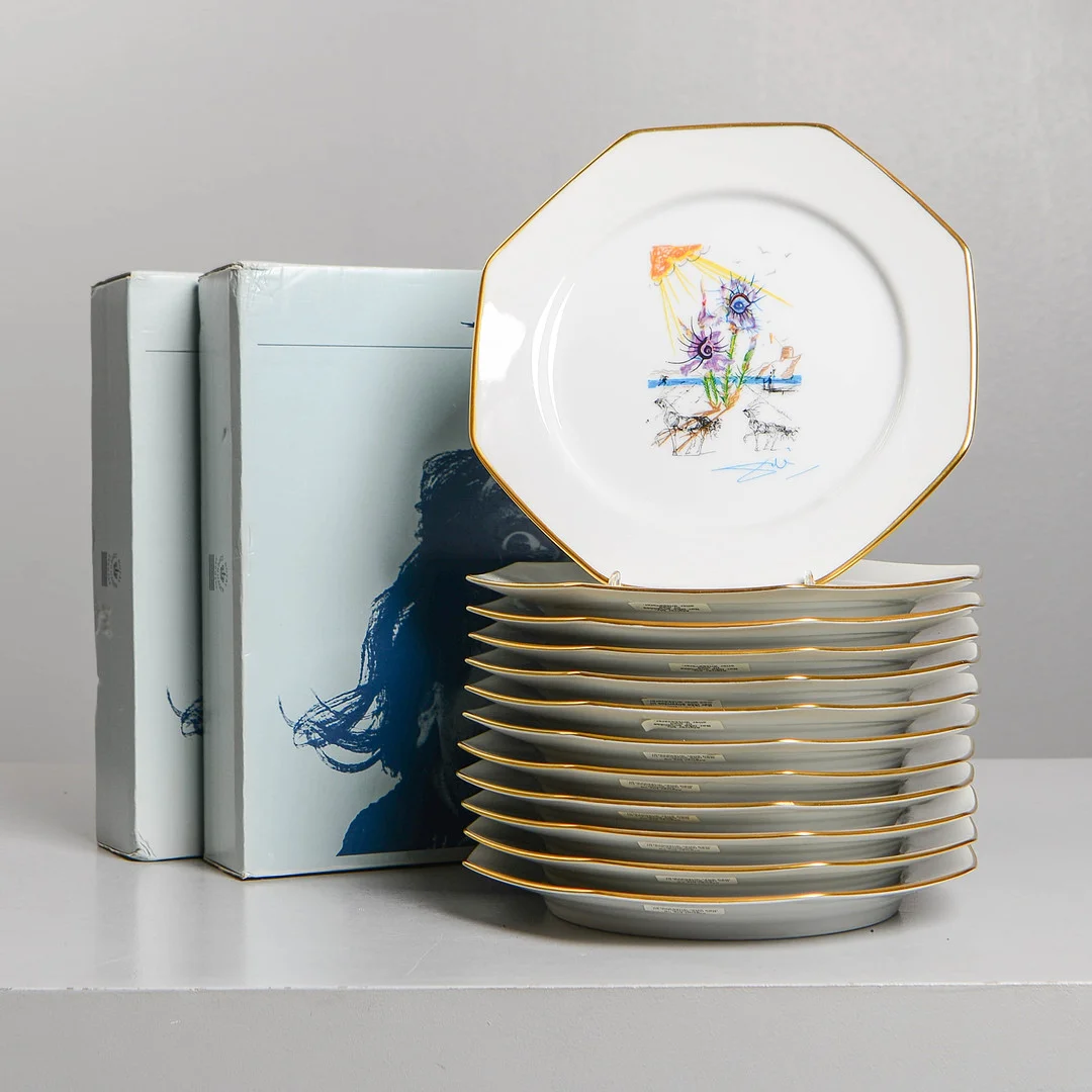 SALVADOR DALÍ. Tallrikar, 12 stycken, "Las Flores Dalinianas", Royal Copenhagen, porslin. — European — Formstad Auktioner