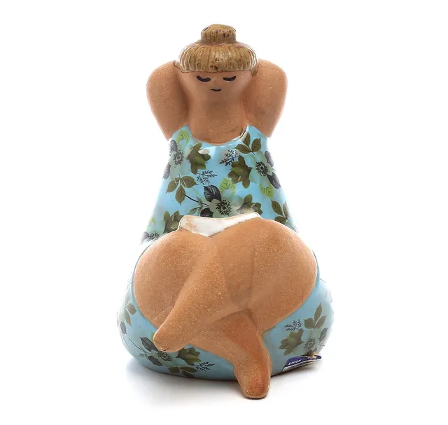LISA LARSON. Figurin, stengods, "Emma", chromotryck, ur serien ABC-flickorna, Gustavsberg. 1900-talets andra hälft.