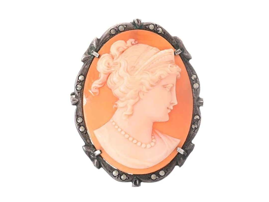HÄNGE/BROSCH, silver, kamédam, markasiter, nål i vitmetall, höjd inkl. ögla ca 4 cm, vikt 6,1 g. — Smycken/Hänge — Kaplans