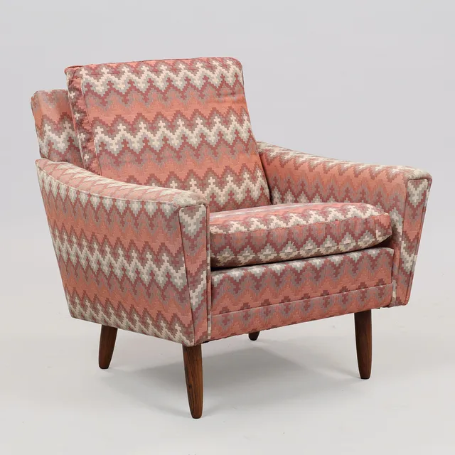 DANSK MØBELDESIGN. Lænestol betrukket med mønstret møbelstof, ben af palisander, ca. 1960'erne.