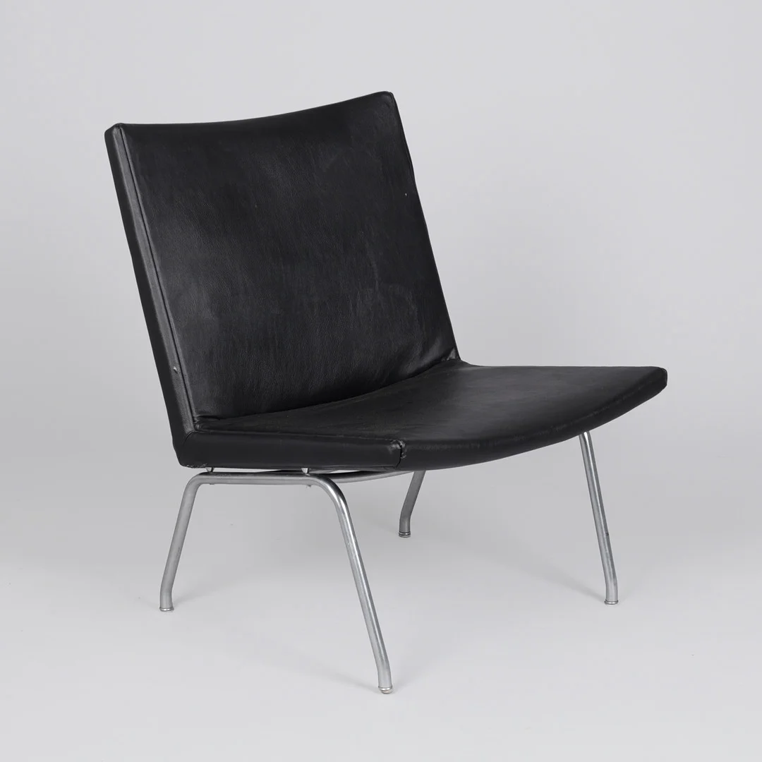 HANS J. WEGNER (1914-2007). Lufthavnsstol model AP-40 sort kunstlæder, børstet stål. 1958 Danmark. — Armchairs & Chairs — Palsgaard Kunstauktioner
