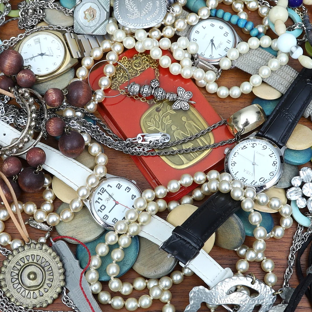 BIJOUTERIER, parti, olika material och tillverkare, bl.a. Börje och Karin Tennung. — Costume Jewellery — Gomér & Andersson Norrköping